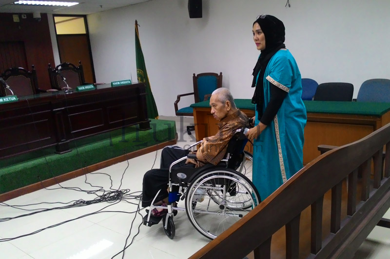 Teuku Syaiful Achmad didampingi istri saat menjalani sidang di Pengadilan Tipikor Jakarta, Kamis (8/10). Foto: NOV.