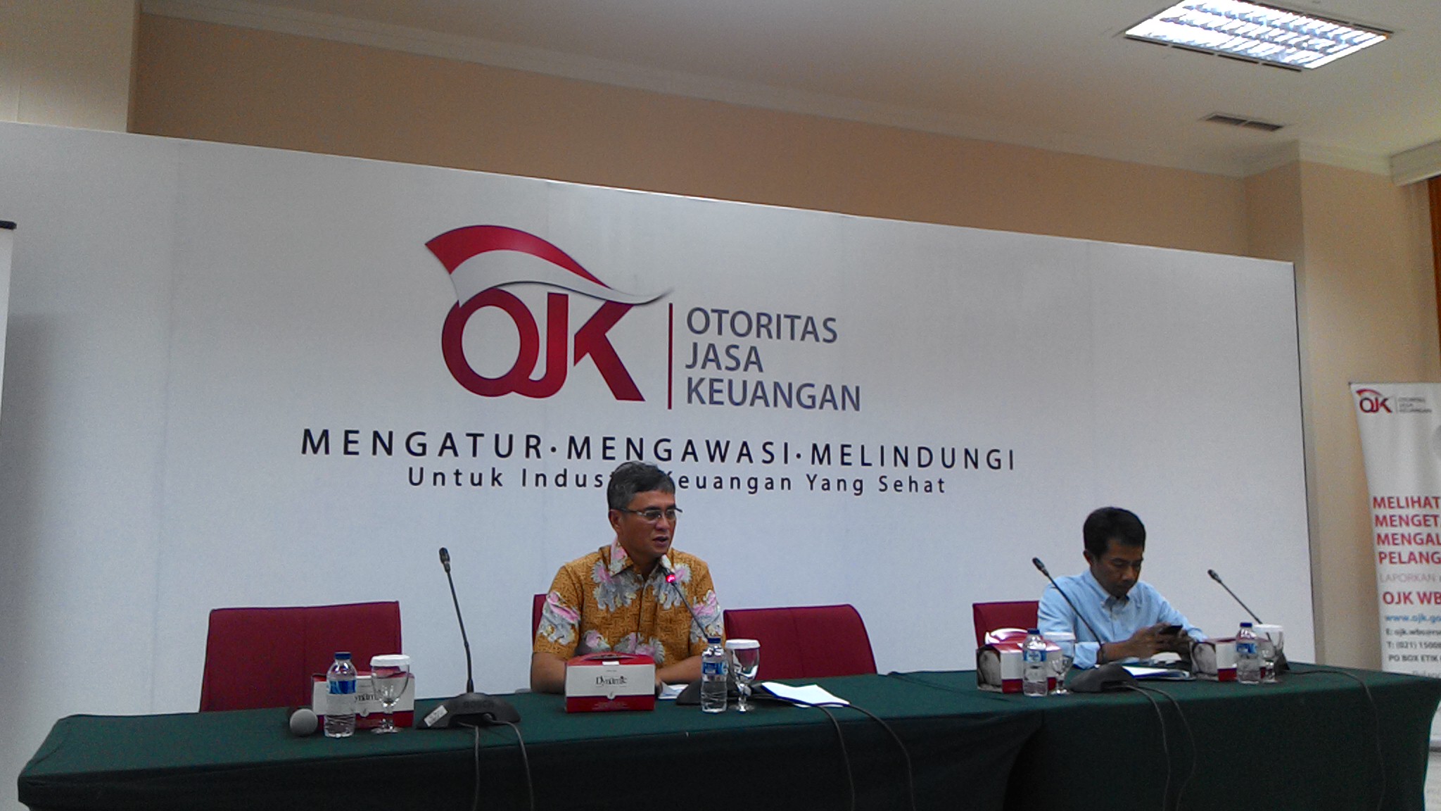  Deputi Komisioner Pengawas IKNB II OJK, Dumoly F Pardede saat konferensi pers di Jakarta, Kamis (8/10). Foto: CR19