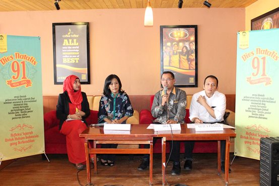Dekan FHUI, Prof Topo Santoso (kedua dari kanan) saat konferensi pers tentang peringatan 91 tahun pendidikan hukum Indonesia, Depok, Jumat (9/10). Foto: Facebook