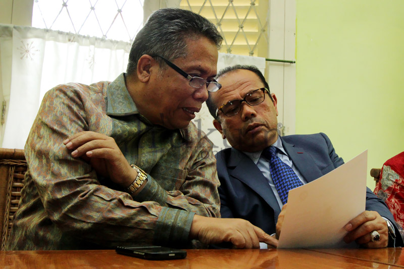 Luhut MP Pangaribuan (kiri) dan Juniver Girsang (kanan) dalam acara deklarasi di Warung Daun Cikini, Jakarta, Jumat (9/10). Foto: RES