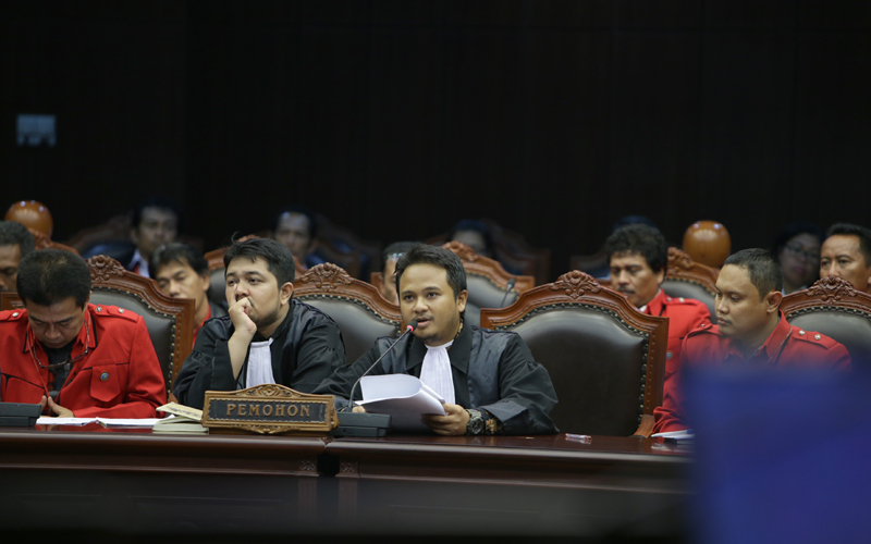 Pemohon didampingi kuasa hukumnya Muhammad Fadrian Hadi Sutianto dalam sidang pengujian UU Ketenagalistrikan, Senin (12/10). Foto: Humas MK