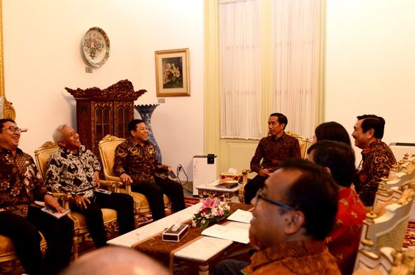 Presiden Jokowi didampingi sejumlah menteri Kabinet Kerja menggelar Rapat Konsultasi dengan Pimpinan DPR-RI, di Istana Merdeka, Jakarta, Selasa (13/10) sore. Foto: Setkab RI