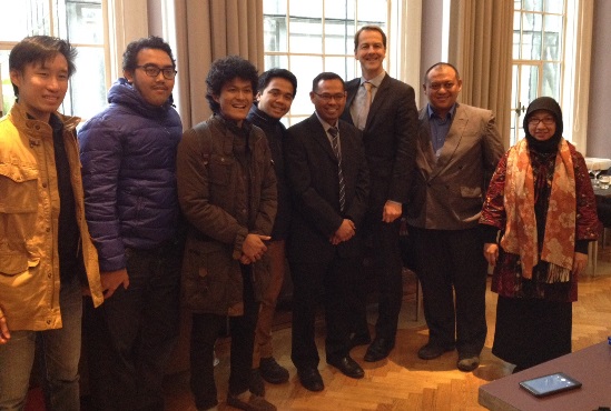 Dekan FHUI, Prof Topo Santoso (keempat dari kanan) dan Dekan Leiden Law School, Rick Lawson (ketiga dari kanan). Foto: ALI