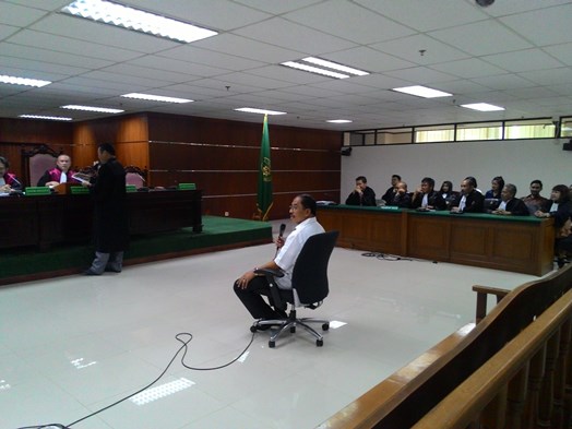 Mantan Wali Kota Makassar Ilham Arief Sirajuddin saat menjalani sidang perdana di Pengadilan Tipikor Jakarta, Senin (19/10). Foto: NOV
