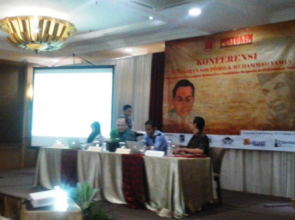 Prof. Satya Arinanto dan Prof. Saldi Isra saat menyampaikan paparan di Konferensi Pemikiran Soepomo dan Yamin, Bandung (30/10). Foto: MYS