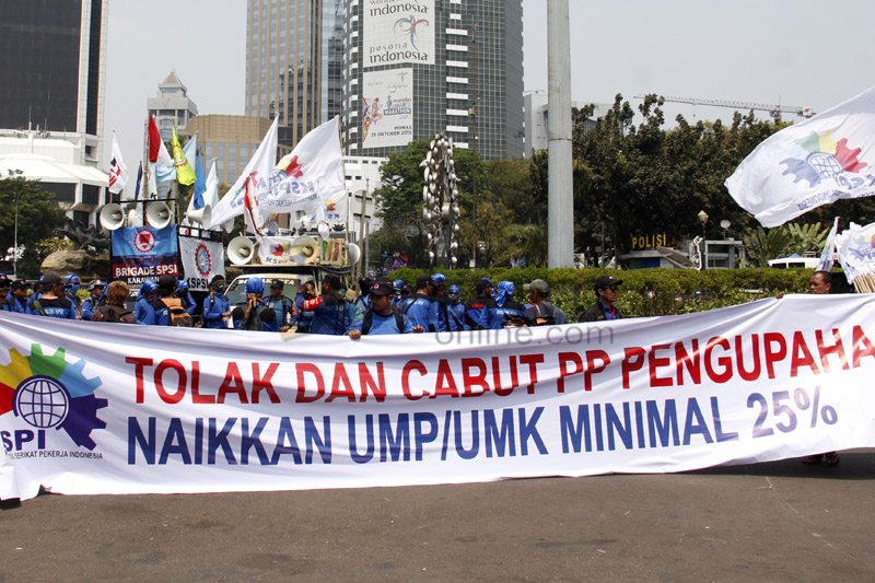 Demo buruh di depan Istana Negara menolak PP Pengupahan, Jumat (30/10). Foto: RES