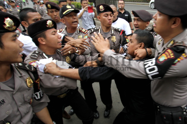 Penanganan demonstrasi oleh aparat Polri. Foto: RES (Ilustrasi)