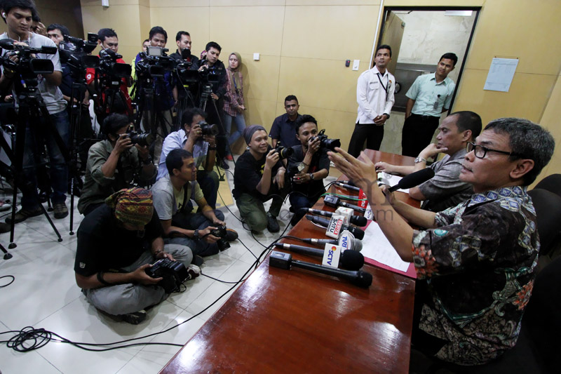 Dua Plt Pimpinan KPK, Indriyanto Seno Adji dan Johan Budi menggelar konperensi pers terkait kasus dugaan suap hak interpelasi di DPRD Sumut Periode 2009-2015 di Gedung KPK, Selasa (3/11). KPK menetapkan lima anggota DPRD Sumut sebagai tersangka.