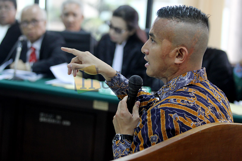 Afrian Bondjol saat bersaksi dengan terdakwa OC Kaligis di Pengadilan Tipikor Jakarta, Rabu (4/11). Foto: RES