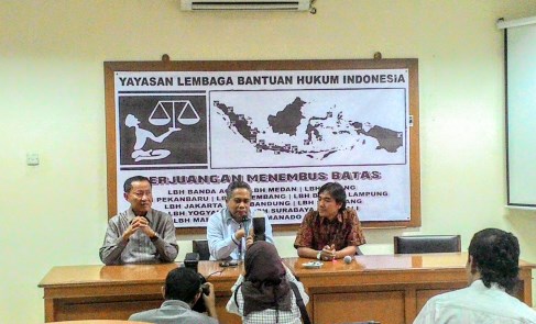 Kiri ke kanan: Amir Syamsuddin, Luhut MP Pangaribuan, dan Alvon Kurnia Palma saat konferensi pers di kantor YLBHI, Rabu (4/11). Foto: RFQ
