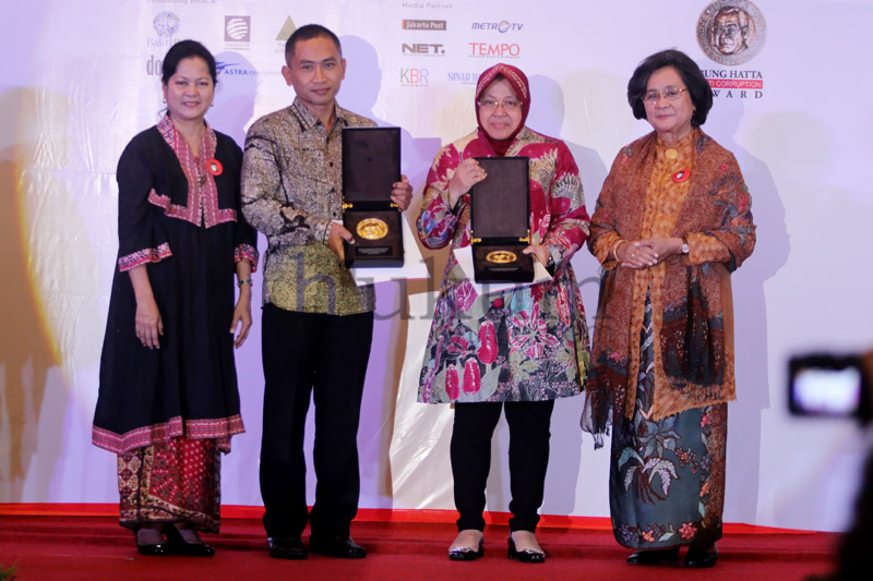 Tri Rismaharini dan Yoyok Riyo Sudibyo saat menerima penghargaan Bung Hatta Award 2015, Kamis malam (6/11). Foto: RES