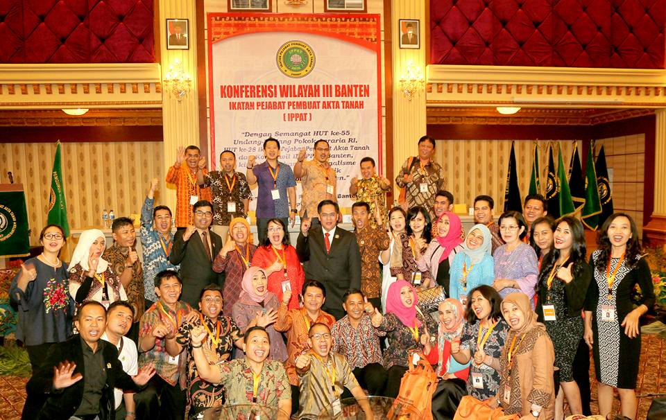 Fully Handayani (jongkok, dua dari kanan) bersama kalangan notaris wilayah Banten. Foto: Facebook