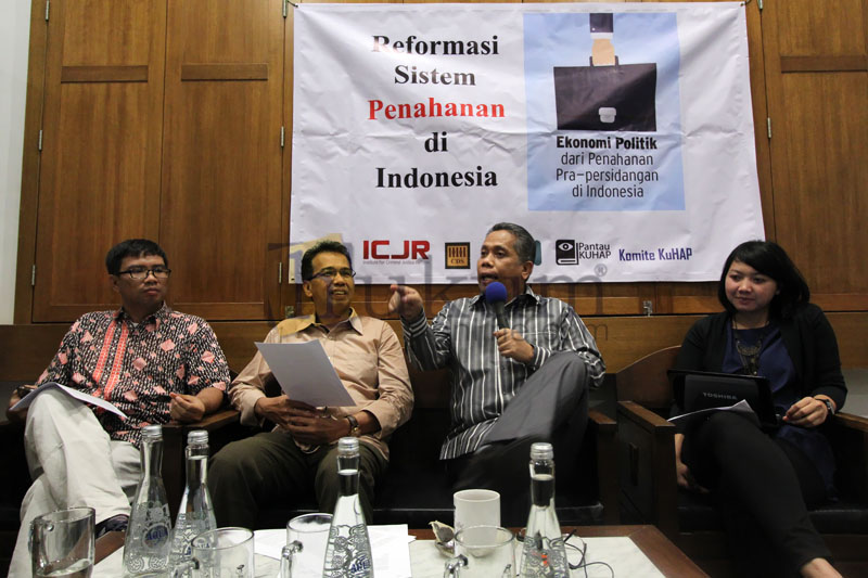 Kiri ke Kanan, Supriyadi W Eddyono, Ifdal Kasim, Luhut M.P Pangaribuan dan Putri Kanesia di diskusi Sistem Penahanan di Indonesia, Rabu (11/11). Foto: RES