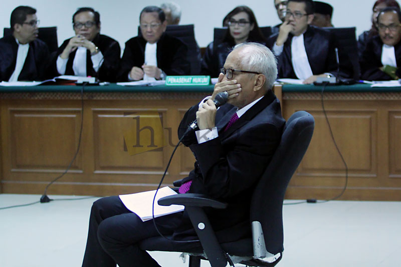 OC Kaligis saat menjalani sidang di Pengadilan Tipikor Jakarta, Rabu (11/11). Foto: RES