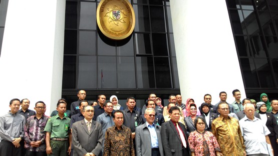 Para peserta inovasi peradilan dan dewan juri di gedung MA di Jakarta, Kamis (12/11). Foto: CR19
