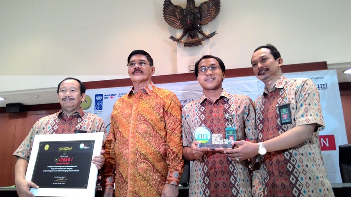Ketua MA, M Hatta Ali bersama pemenang Kompetisi Inovasi Pelayanan Publik Peradilan 2015 di Jakarta, Jumat (13/11). Foto: CR19