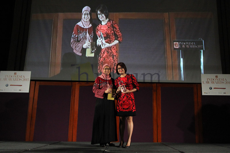 Jennifer Tumbuan saat menerima Indonesia Law Awards 2015. Foto: RES.