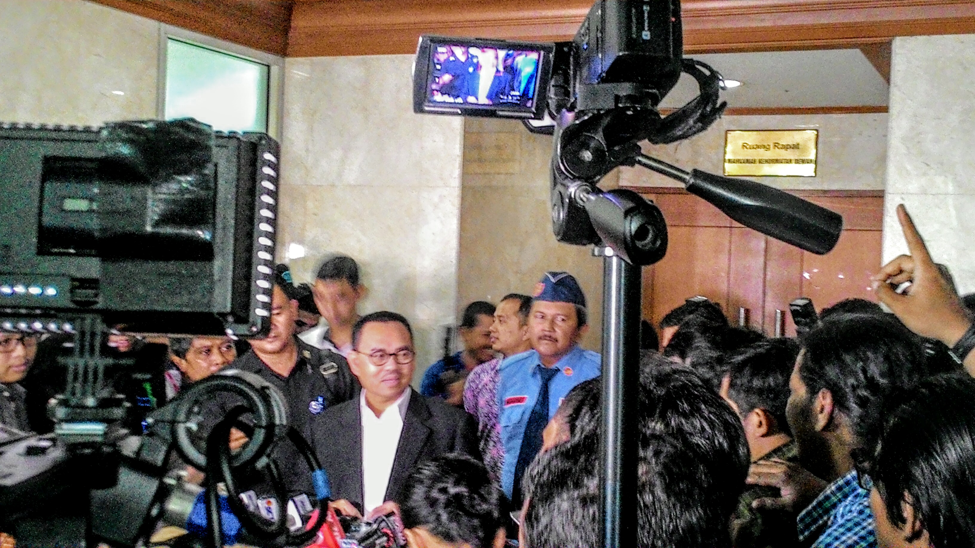 Menteri ESDM Sudirman Said, usai melaporkan nama anggota dewan ke MKD, Senin (16/11). Foto: RFQ