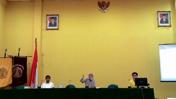 Bagir Manan (tengah) dalam Kuliah Umum Mahkamah Mahasiswa Universitas Indonesia di FHUI, Depok, Rabu (18/11). Foto: CR19