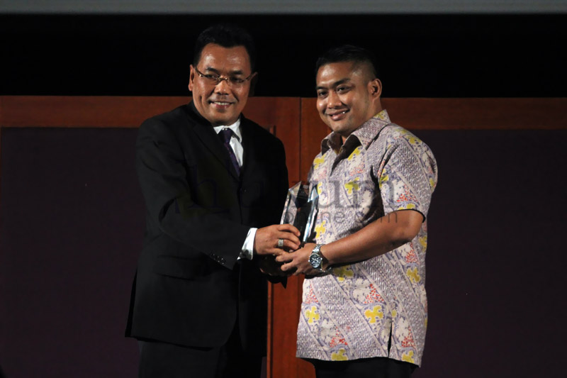 Reza Topobroto (kanan) saat menerima penghargaan In House Lawyer of the Year dalam Indonesia Law Awards 2015. Foto: RES
