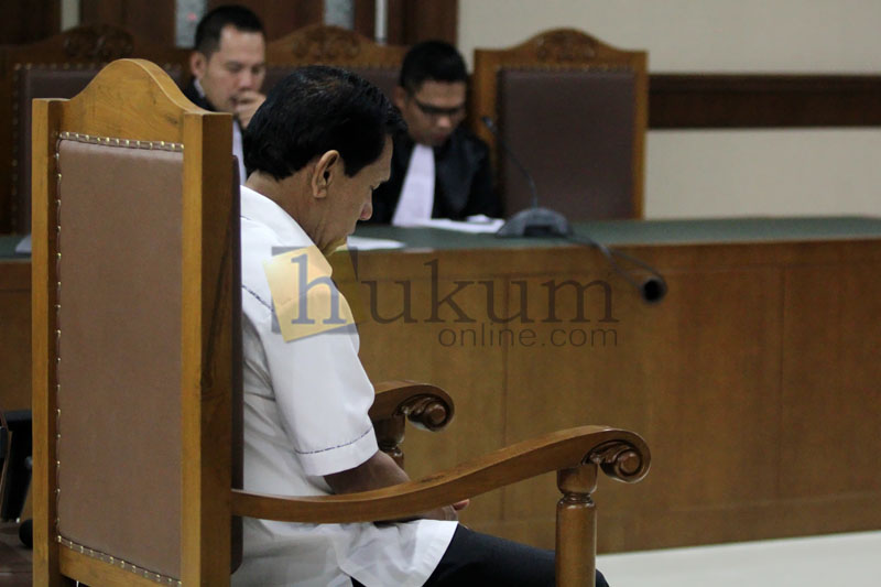 Politisi PDIP Adriansyah tertunduk saat mendengarkan pembacaan vonis di Pengadilan Tipikor Jakarta, Senin (23/11). Foto: RES