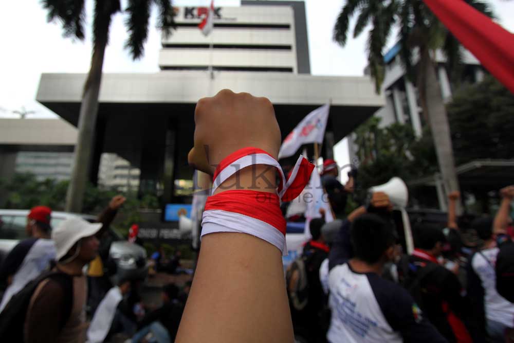 Massa buruh demo di depan gedung KPK di Jakarta, Selasa (8/12). Foto: RES