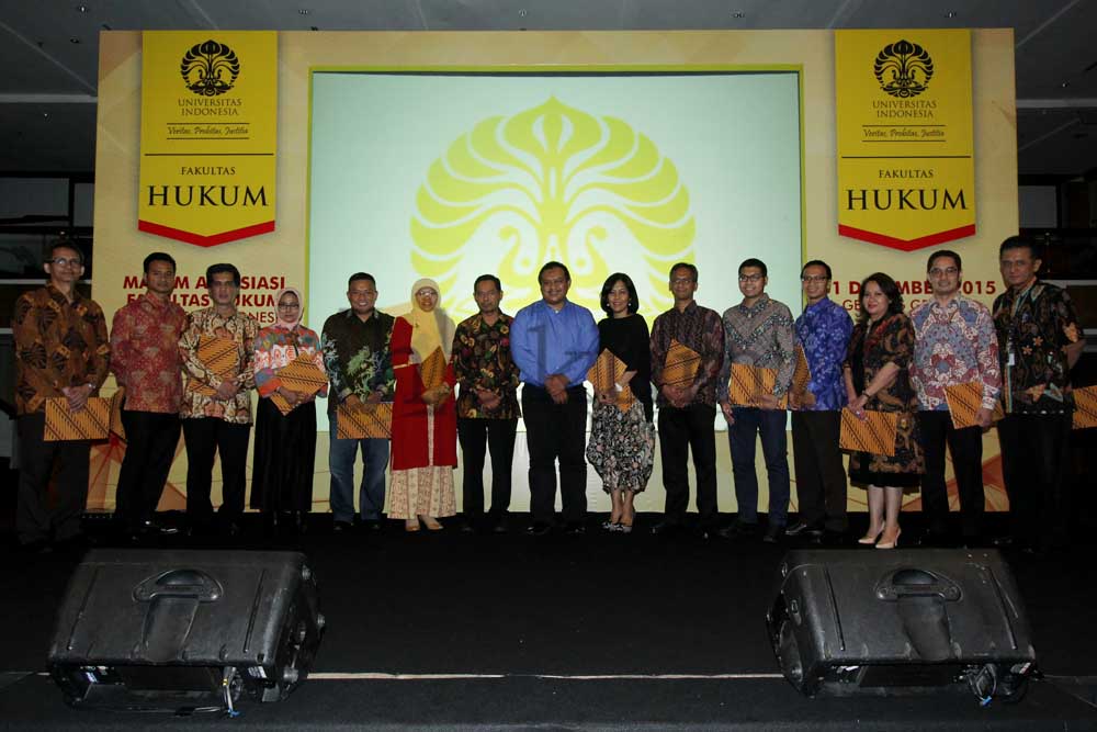 Para penerima penghargaan berfoto bersama dalam acara Malam Apresiasi FHUI, Jumat (12/12). Foto: RES