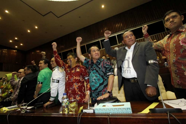 Desak Setnov Mundur Puluhan Anggota DPR Kenakan Pita Hitam 2.jpg
