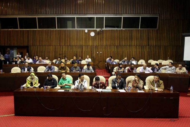 Desak Setnov Mundur Puluhan Anggota DPR Kenakan Pita Hitam 4.jpg