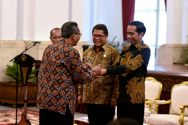 Presiden Jokowi menyerahkan penghargaan Keterbukaan Informasi Badan Publik Tahun 2015, di Istana Negara, Jakarta, Selasa (15/12) pagi. Foto: Setkab RI