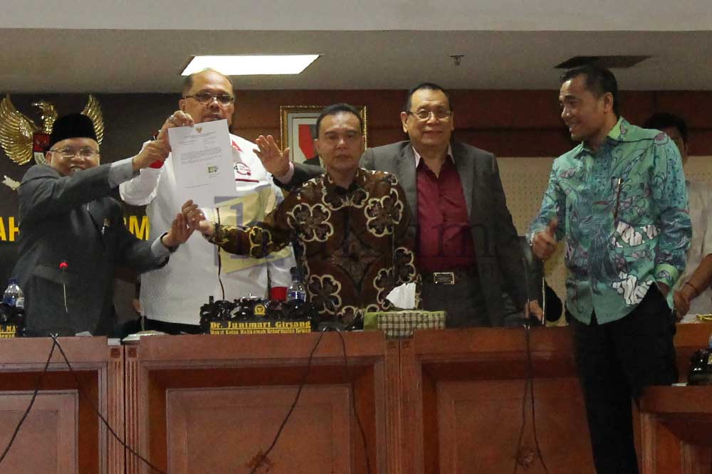 Ketua MKD Surahman Hidayat (kiri) bersama Wakil Ketua MKD Junimart Girsang (kedua kiri), Sufmi Dasco Ahmad (kedua kanan) dan Kahar Muzakar (kanan) menunjukkan surat pengunduran diri Setya Novanto dari jabatan Ketua DPR. Foto: RES