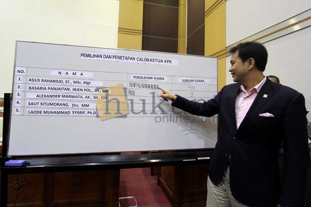 Ketua Komisi III Aziz Syamsuddin menunjukkan hasil penghitungan suara pemilihan Ketua KPK, Kamis malam (17/12). Foto: RES