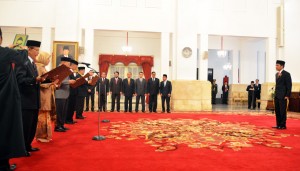 Presiden Jokowi menyaksikan pengambilan sumpah 5 anggota Komisi Yudisial 2015-2020, di Istana Negara, Jakarta, Jumat (18/12). Foto: setkab.go.id 