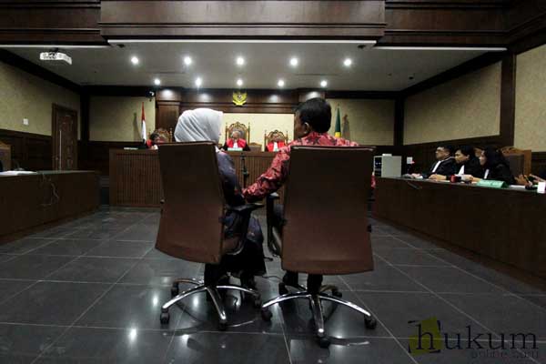 Gatot dan Evy di Pengadilan Tipikor Jakarta, Rabu (23/12). Foto: RES