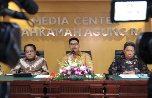 Ketua MA Hatta Ali (tengah) saat jumpa pers Refleksi Akhir Tahun 2015, Rabu (30/12). Foto: www.mahkamahagung.go.id