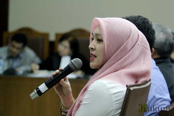 Angelina Sondakh menjadi saksi dalam sidang lanjutan kasus dugaan suap dan pencucian uang dengan terdakwa M Nazaruddin di Pengadilan Tipikor Jakarta, Rabu (6/1). 