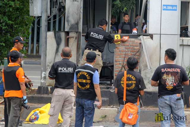 Aparat kepolisian tengah menganalisa salah satu tempat kejadian perkara insiden bom di kawasan Sarinah, Kamis (14/1). Foto: RES