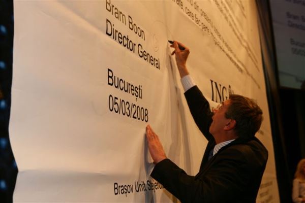 Direktur ING Life Insurance Rumania Bram Boon saat menandatangani dokumen raksasa yang mencetak rekor dunia. Foto: www.worldrecordacademy.com