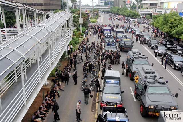 TNI Kerahkan Panser ke Thamrin 4.jpg