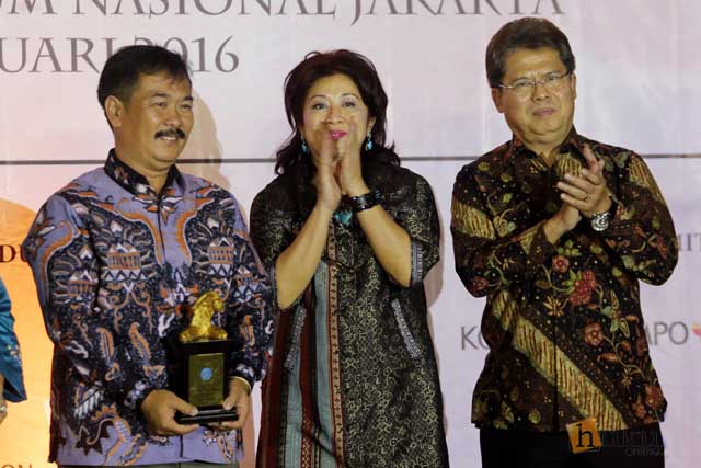 Handoko Wibowo (paling kiri) saat menerima Yap Thiam Hien Award. Foto: RES