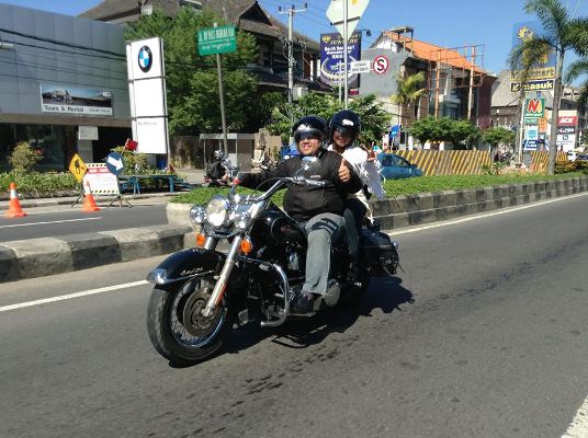 Afeb saat beraksi dengan moge. Foto: Bali Harley Davidson Tours