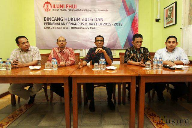 Ketua Umum ILUNI FHUI Ahmad Fikri Assegaf (tengah) didampingi jajaran pengurus lainnya menggelar jumpa pers di Jakarta, Jumat (22/1). Foto: RES