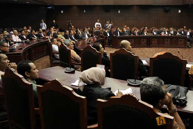 Para pengacara pemohon dan pihak terkait dalam sidang sengketa hasil pilkada di MK. Foto: RES