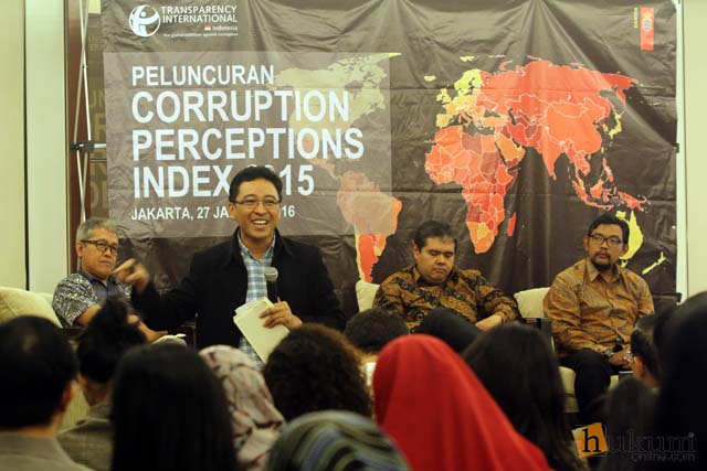 Direktur Program Transparency International Indonesia Ilham Saenong memaparkan hasil survei indeks persepsi korupsi (CPI) di Indonesia dalam peluncurannya di Jakarta, Rabu (27/1). Dalam hasil survei tersebut Indonesia naik 19 peringkat di urutan 88 dari 168 negara dengan skor 36 dan peringkat pertama adalah Denmark dengan skor 91. Foto: RES