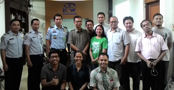 Dudi Iskandar dan Reda Manthovani bersama sejumlah aktivis ICW. Foto: NNP