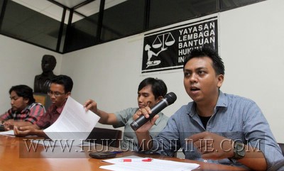 Peneliti Indonesian Legal Roundtable, Erwin Natosmal Oemar (kemeja biru), dilaporkan ke polisi karena menyampaikan opini dalam acara Indonesia Lawyers Club (ILC). Foto: RES