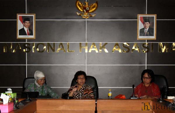 Komisioner Komnas HAM (dari kiri ke kanan) Roichatul Aswidah, Siti Noor Laila, danSandriyati Moniaga, menyampaikan sikap Komnas HAM terkait kebiri, Jakarta (15/2). Foto: RES