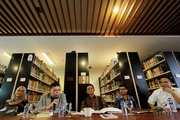 Diskusi Pro-Kontra Revisi UU KPK yang diselenggarakan Ikatan Alumni Fakultas Hukum Universitas Indonesia (ILUNI FHUI), di Daniel S Lev Law Library, Jakarta, Senin (22/2). Foto: RES
