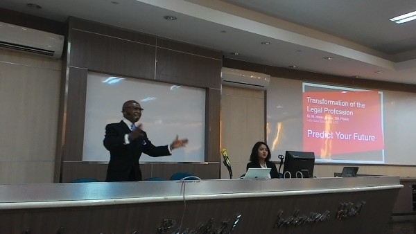 Advokat M. Idwan Ganie dalam Workshop yang digelar oleh Days of Law Career, di FHUI, Rabu (24/2). Foto: HAG 