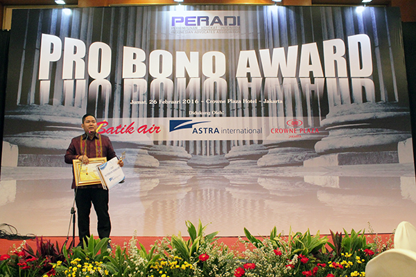 Guntur Perdamaian (kanan) saat menerima Pro Bono Award, Jumat (29/2). Foto: FEB